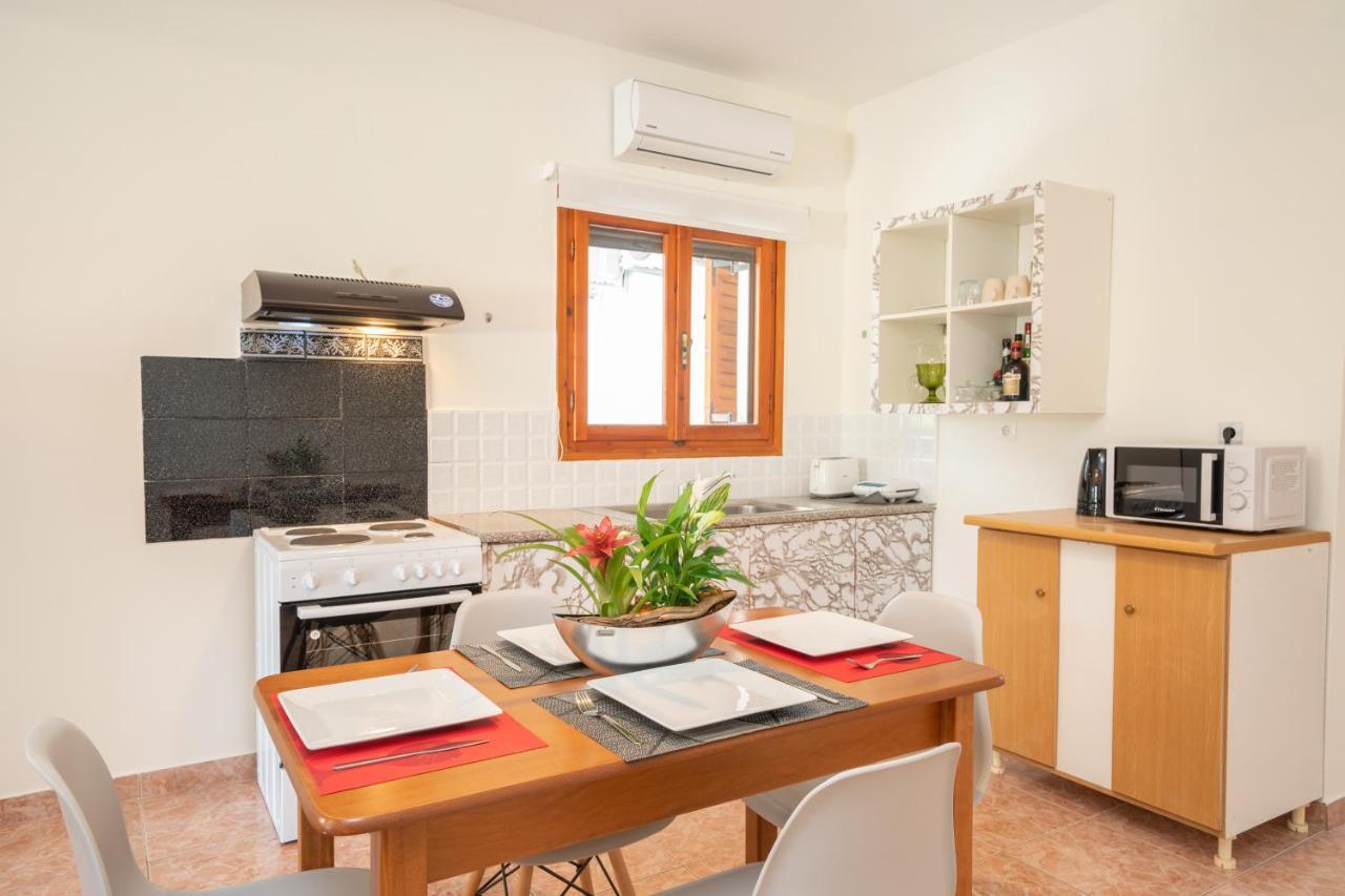 Afroditi Holiday Home - Yellow Apartment Σβορωνάτα Εξωτερικό φωτογραφία